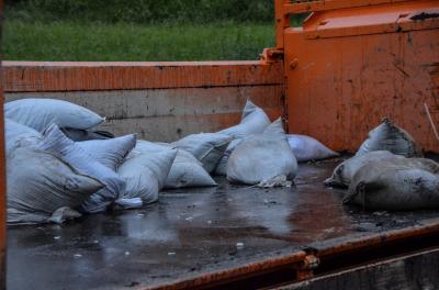 Leutenbach und Backnang: Strakregenfront laesst Baeche ueber die Ufer treten und ueberschwemmt Strassen